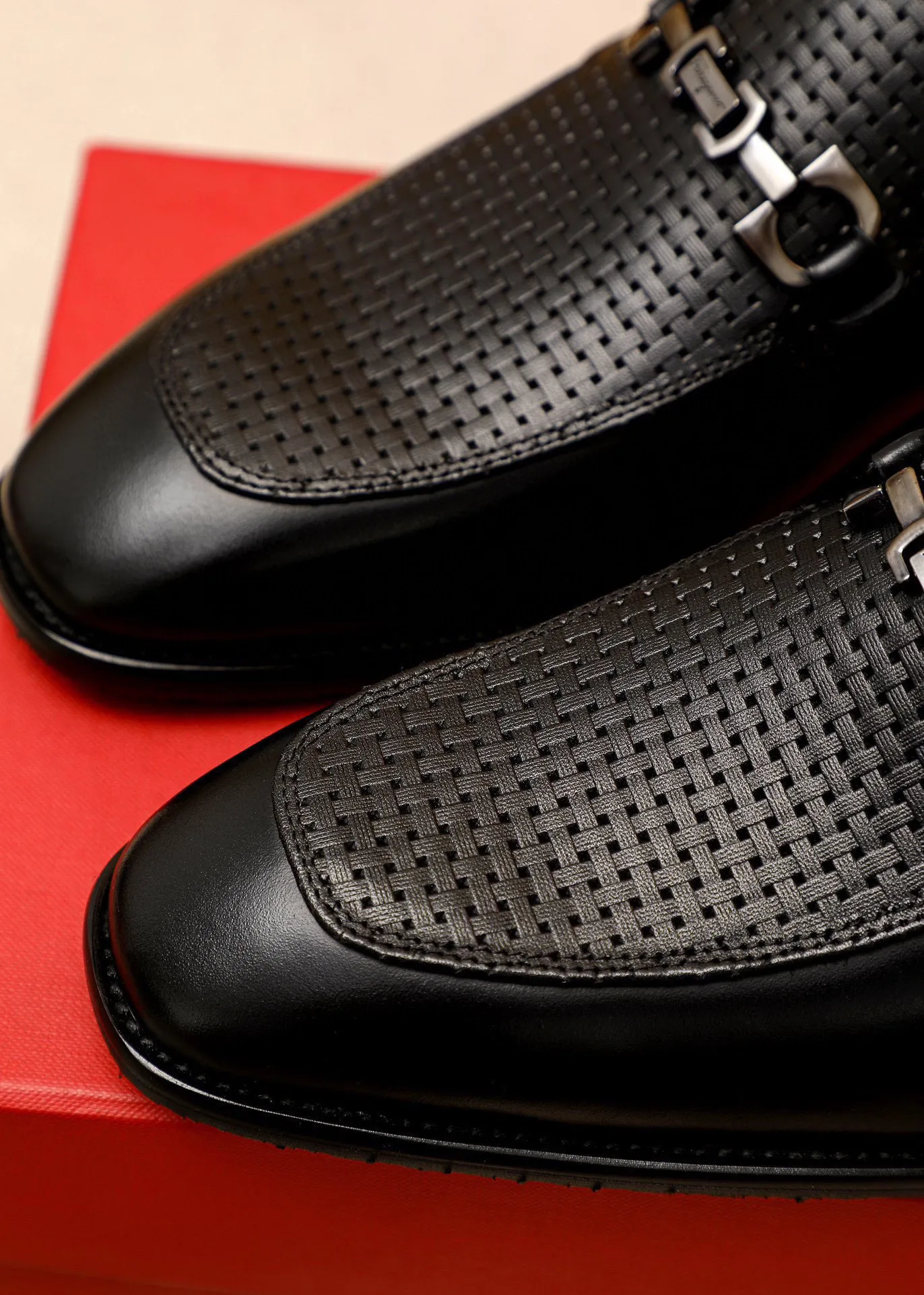 Men's shoes 💰460 💐 Product trademark: Ferragamo "Ferragamo" casual leather shoes Regular size: 38-44 (custom-made for 45🉑️) Product materials: Selected imported first-layer calfskin embossed upper + original hardware buckle, imported water-dyed cowhide leather lining. Strong three-dimensional visual effect, combined outsole Color: 2⃣️colors available